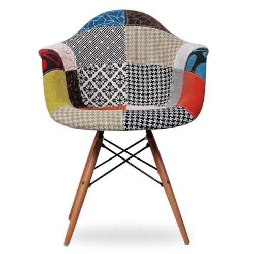 Cadeira Eames Eiffel Com Braços e Base Madeira - Assento Revestido em Patchwork (Frente)